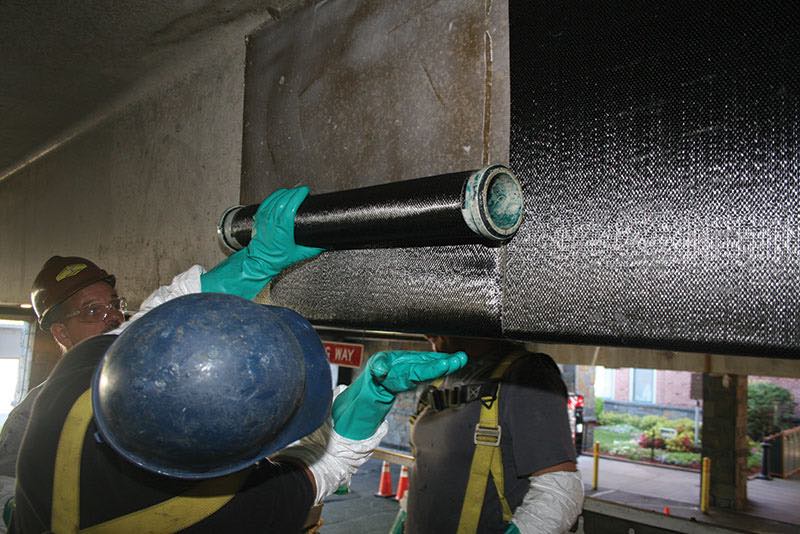 [تصویر ۷: نصب ورق FRP روی ستون بتنی]