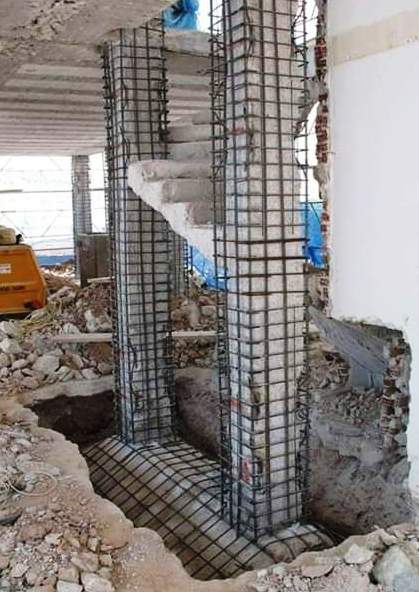 [تصویر ۶: مقایسه ساختمان طراحی شده با اصول لرزه‌ای و ساختمان نیازمند مقاوم‌سازی]